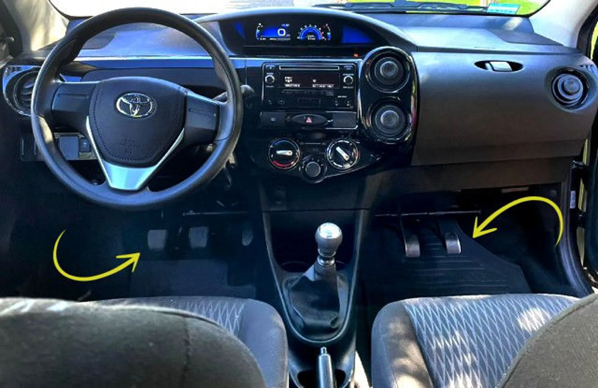Interior de un auto de la academia con caja manual y doble pedalera