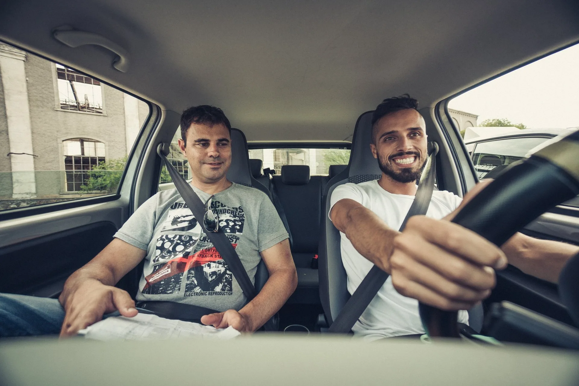Instructor acompañando con tranquilidad a un alumno al volante